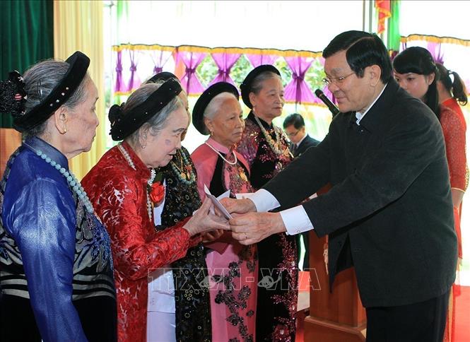 Chủ tịch nước Trương Tấn Sang thăm hỏi, tặng quà cho các gia đình tiêu biểu tại Ngày hội Đại đoàn kết toàn dân tộc của xã An Mỹ, huyện Bình Lục, tỉnh Hà Nam, sáng 4/11/2014. Ảnh: Nguyễn Khang - TTXVN
