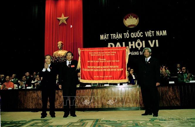 Tổng Bí thư Nông Đức Mạnh tặng bức trướng cho Ủy Ban Trung ương MTTQ Việt Nam tại Lễ khai mạc Đại hội đại biểu toàn quốc Mặt trận tổ quốc Việt Nam lần thứ VI (22/9/2004). Ảnh: Thế Thuần - TTXVN