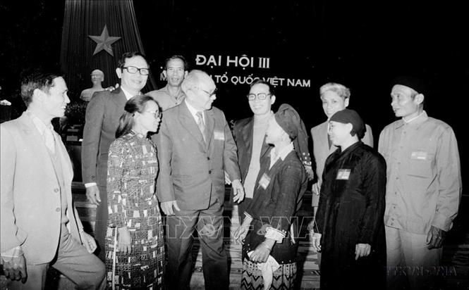 Chủ tịch Hội đồng Nhà nước Võ Chí Công gặp mặt các đại biểu dự Đại hội Đại biểu toàn quốc Mặt trận Tổ quốc Việt Nam lần thứ III, diễn ra tại Hà Nội từ ngày 2 - 4/11/1988, Chủ tịch danh dự là ông Hoàng Quốc Việt, Chủ tịch là Luật sư Nguyễn Hữu Thọ (1988). Ảnh: Minh Điền - TTXVN