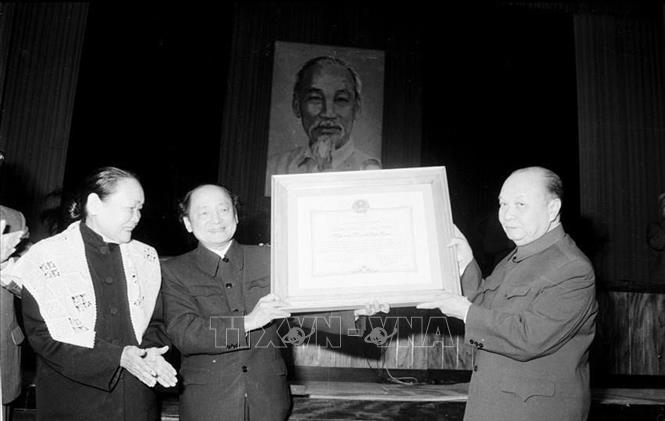 Đồng chí Trường Chinh, Chủ tịch Ủy ban Thường vụ Quốc hội trao tặng Huân chương Sao Vàng cho Chủ tịch Đoàn Chủ tịch Ủy ban Trung ương MTTQ Việt Nam Hoàng Quốc Việt, ngày 8/12/1980, tại Hà Nội. Ảnh: Ngọc Khanh - TTXVN