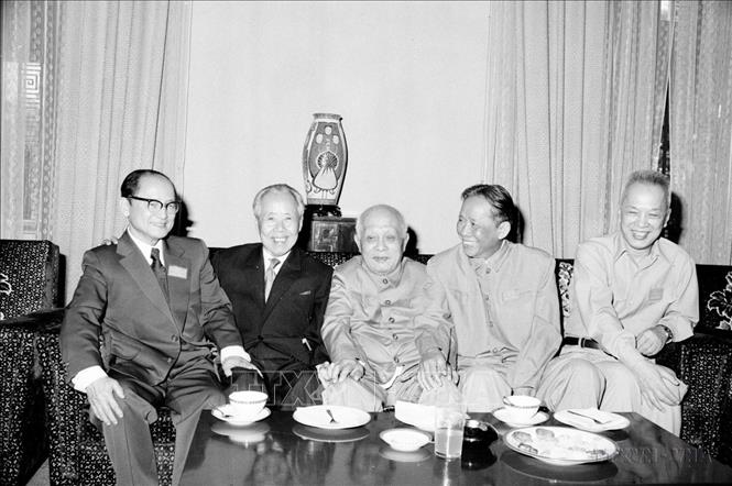 Chủ tịch nước Tôn Đức Thắng, đồng chí Lê Duẩn và các đồng chí Hoàng Quốc Việt, Nguyễn Hữu Thọ, Trịnh Đình Thảo tại Đại hội Mặt trận thống nhất Việt Nam được tổ chức tại TP Hồ Chí Minh từ ngày 31/1 - 4/2/1977. Ảnh: Kim Hùng - TTXVN