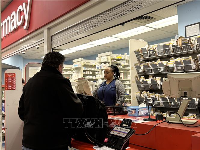 Khách hàng giao dịch tại một cửa hàng của nhà thuốc CVS ở thủ đô Washington D.C. Ảnh: Đoàn Hùng - PV TTXVN tại Mỹ