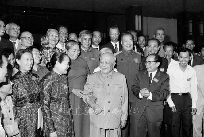Chủ tịch nước Tôn Đức thắng và các đại biểu dự Đại hội Mặt trận thống nhất Việt Nam được tổ chức tại TP Hồ Chí Minh từ ngày 31/1 - 4/2/1977. Ảnh: Kim Hùng - TTXVN