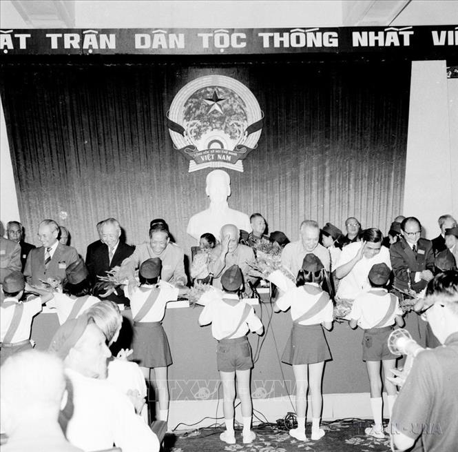 Thiếu nhi Thành phố Hồ Chí Minh tặng hoa Đoàn Chủ tịch tại Đại hội lần thứ Nhất - Đại hội Mặt trận thống nhất Việt Nam được tổ chức tại TP Hồ Chí Minh từ ngày 31/1 - 4/2/1977, hợp nhất 3 tổ chức: Mặt trận Tổ quốc Việt Nam, Mặt trận Dân tộc Giải phóng miền Nam Việt Nam, Liên minh các lực lượng dân tộc, dân chủ và hòa bình Việt Nam, lấy tên là Mặt trận Tổ quốc Việt Nam. Ảnh: Kim Hùng - TTXVN