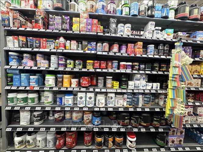 Kệ bày bán thực phẩm bổ sung, protein và các sản phẩm chăm sóc sức khỏe tại một cửa hàng Walmart ở thủ đô Washington D.C., Mỹ. Ảnh: Đoàn Hùng - PV TTXVN tại Mỹ