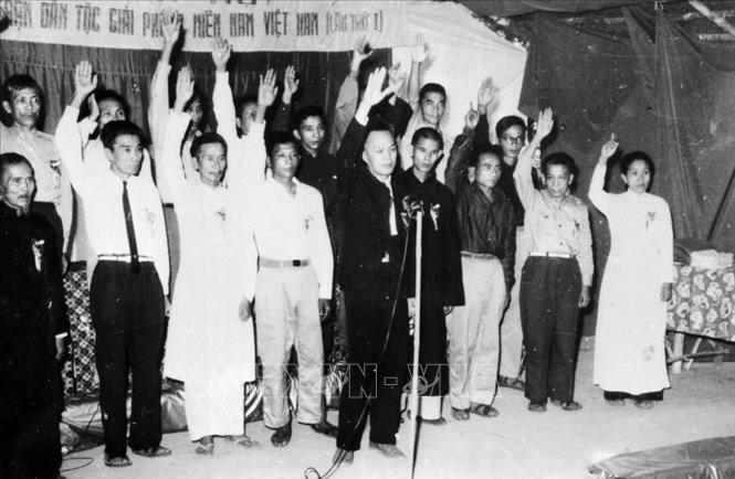 Ngày 20/12/1960, Mặt trận Dân tộc giải phóng miền Nam Việt Nam ra đời với mục tiêu đấu tranh “Phải hòa bình! Phải độc lập! Phải dân chủ! Phải cơm no, áo ấm! Phải hòa bình, thống nhất Tổ quốc!” nhằm đánh đổ chế độ độc tài tay sai của đế quốc Mỹ. Trong ảnh: Các thành viên của Ủy ban Trung ương Mặt trận Dân tộc Giải phóng miền Nam Việt Nam tuyên thệ trong Lễ thành lập Mặt trận, ngày 20/12/1960, tại Tây Ninh. Ảnh: Tư liệu TTXVN