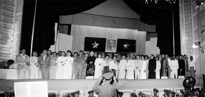 Ngày 10/9/1955, Đại hội Mặt trận Dân tộc Thống nhất họp tại Hà Nội đã quyết định thành lập Mặt trận Tổ quốc Việt Nam (MTTQ VN) và thông qua Cương lĩnh nhằm đoàn kết mọi lực lượng dân tộc, dân chủ và hòa bình trong cả nước để đấu tranh chống đế quốc Mỹ và bè lũ tay sai. Trong ảnh: Đoàn Chủ tịch Ủy ban Trung ương MTTQ Việt Nam ra mắt đại hội. Ảnh: Đức Hóa - TTXVN