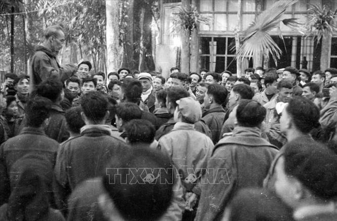 Chủ tịch Hồ Chí Minh nói chuyện với các đại biểu về dự Đại hội toàn quốc thống nhất Việt Minh - Liên Việt ở bên ngoài hội trường (3/1951). Ảnh: TTXVN