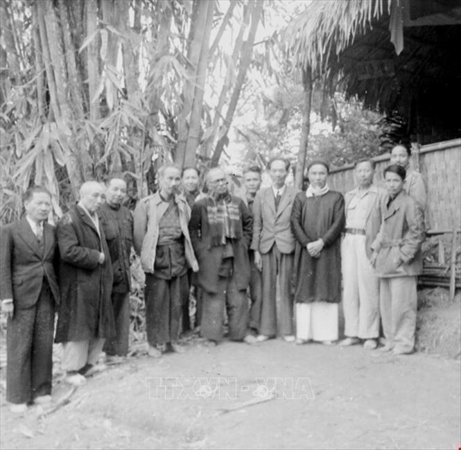 Tháng 2/1948, tại Việt Bắc, Chủ tịch Hồ Chí Minh dự Hội nghị Ủy ban Liên Việt toàn quốc và chụp ảnh kỷ niệm với các đồng chí trong Ủy ban. Ảnh: TTXVN