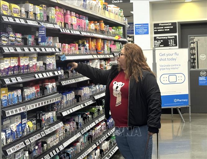 Khách hàng chọn mua thuốc không cần kê đơn tại một cửa hàng Walmart ở thủ đô Washington D.C. Ảnh: Đoàn Hùng - PV TTXVN tại Mỹ
