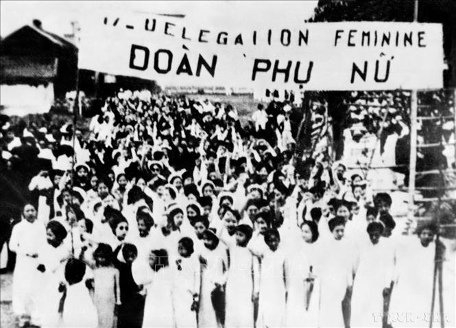 Phụ nữ Hà Nội tham gia mít tinh mừng ngày Quốc tế Lao động 1/5, tại Khu Đấu xảo (tháng 5/1938) trong Cao trào cách mạng đòi dân sinh, dân chủ (1936 - 1939) do Mặt trận Nhân dân Phản đế Đông Dương, tiền thân của Mặt trận Tổ quốc Việt Nam phát động. Ảnh: Tư liệu TTXVN