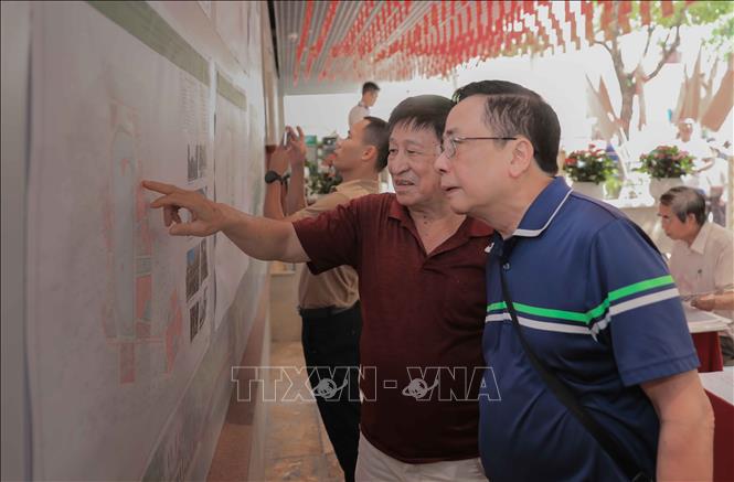 Nhiều người dân hào hứng khi thành phố lấy ý kiến triển khai quy hoạch, kỳ vọng việc tái thiết và tái cấu trúc không gian khu vực hồ Hoàn Kiếm sẽ tạo diện mạo mới, vừa hiện đại vừa giữ gìn trọn vẹn giá trị di sản văn hóa Thủ đô. Ảnh: Phan Phương – TTXVN