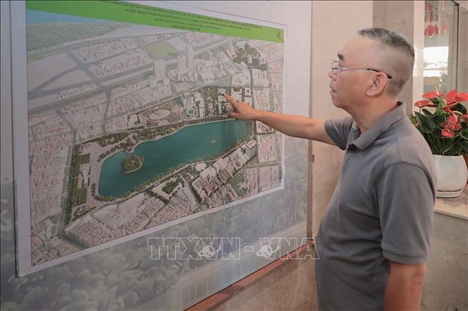 Người dân nghiên cứu kỹ các nội dung đóng góp ý. Ảnh: Phan Phương – TTXVN