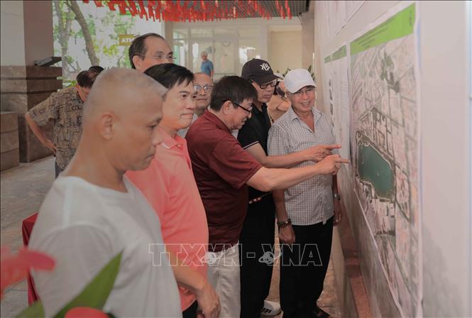 Người dân nghiên cứu kỹ các nội dung đóng góp ý. Ảnh: Phan Phương – TTXVN