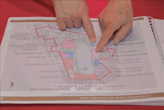 Người dân nghiên cứu kỹ các nội dung để đóng góp ý kiến. Ảnh: Phan Phương – TTXVN