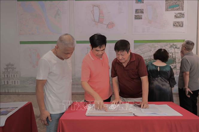 Nhiều người dân hào hứng khi thành phố lấy ý kiến triển khai quy hoạch, kỳ vọng việc tái thiết và tái cấu trúc không gian khu vực hồ Hoàn Kiếm sẽ tạo diện mạo mới, vừa hiện đại vừa giữ gìn trọn vẹn giá trị di sản văn hóa Thủ đô. Ảnh: Phan Phương – TTXVN