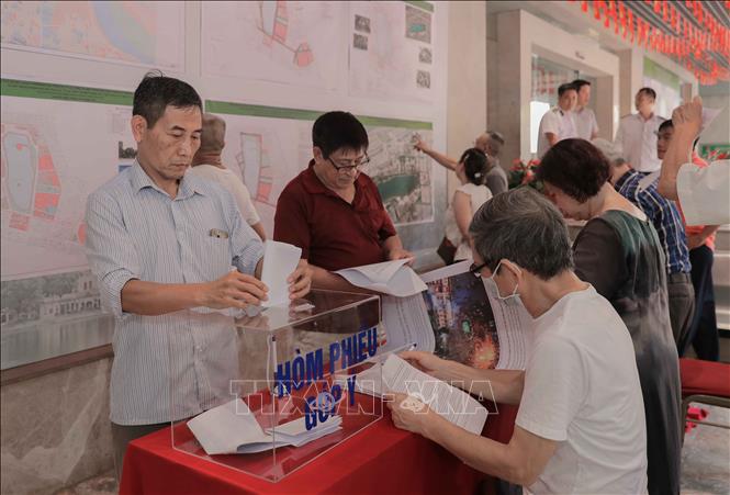 Nhiều người dân đến trụ sở UBND phường Hoàn Kiếm (số 126 Hàng Trống) để đóng góp ý kiến vào phương án Điều chỉnh cục bộ Quy hoạch phân khu đô thị khu vực hồ Hoàn Kiếm và phụ cận. Ảnh: Phan Phương – TTXVN