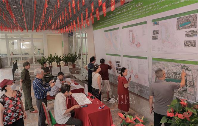 Nhiều người dân đến trụ sở UBND phường Hoàn Kiếm (số 126 Hàng Trống) để đóng góp ý kiến vào phương án Điều chỉnh cục bộ Quy hoạch phân khu đô thị khu vực hồ Hoàn Kiếm và phụ cận. Ảnh: Phan Phương – TTXVN