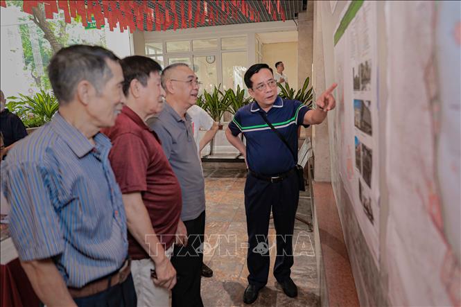Nhiều người dân hào hứng khi thành phố lấy ý kiến triển khai quy hoạch, kỳ vọng việc tái thiết và tái cấu trúc không gian khu vực hồ Hoàn Kiếm sẽ tạo diện mạo mới, vừa hiện đại vừa giữ gìn trọn vẹn giá trị di sản văn hóa Thủ đô. Ảnh: Phan Phương – TTXVN