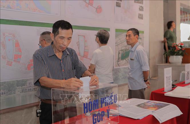 Ông Trần Ngọc Quán (trú tại 11A Hai Bà Trưng, phường Cửa Nam) bày tỏ sự quan tâm, tích cực đóng góp ý kiến và đồng tình cao với phương án điều chỉnh quy hoạch khu vực hồ Hoàn Kiếm cùng vùng phụ cận. Ảnh: Phan Phương – TTXVN