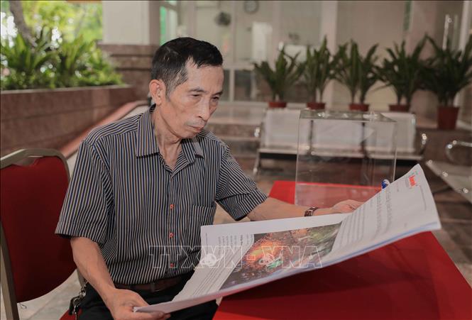 Ông Trần Ngọc Quán, trú tại số 11A Hai Bà Trưng, phường Cửa Nam quan tâm và ủng hộ việc điều chỉnh quy hoạch khu vực hồ Hoàn Kiếm và vùng phụ cận lần này. Ảnh: Phan Phương – TTXVN