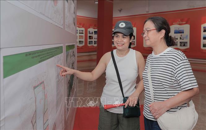Nhiều người dân ủng hộ điều chỉnh quy hoạch khu vực hồ Gươm. Ảnh: Phan Phương – TTXVN