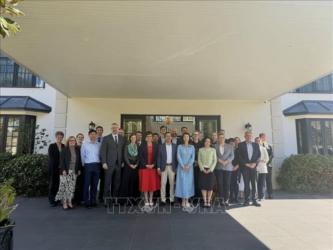 Đại sứ Phạm Hùng Tâm chụp cùng lãnh đạo và cán bộ Bộ Ngoại giao và Thương mại Australia, Văn phòng Thủ tướng và Nội các Australia và các đại diện chính quyền Vùng Lãnh thổ Thủ đô Australia. Ảnh: Diệu Linh - PV TTXVN tại Australia
