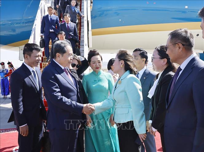 Bà J. Bayarmaa, Chủ tịch Nhóm Nghị sĩ hữu nghị Mông Cổ - Việt Nam cùng các quan chức Mông Cổ đón Chủ tịch Quốc hội Trần Thanh Mẫn và Phu nhân tại sân bay Chinggis Khan, thủ đô Ulan Bator. Ảnh: Doãn Tấn – TTXVN