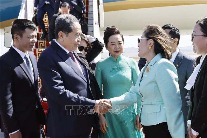 Bà J. Bayarmaa, Chủ tịch Nhóm Nghị sĩ hữu nghị Mông Cổ - Việt Nam đón Chủ tịch Quốc hội Trần Thanh Mẫn và Phu nhân tại sân bay Chinggis Khan, thủ đô Ulan Bator. Ảnh: Doãn Tấn – TTXVN