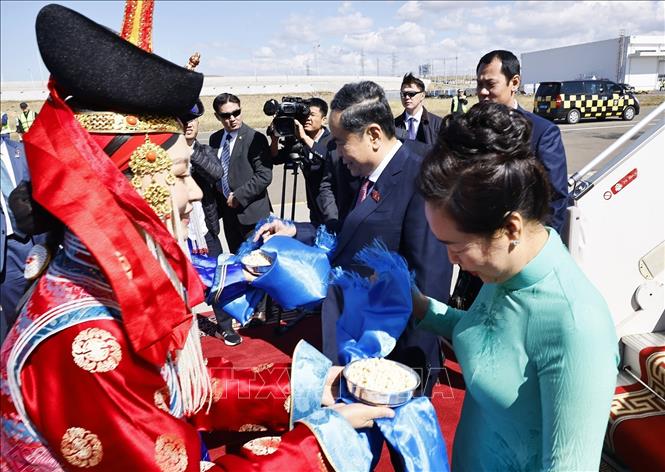 Hai thiếu nữ Mông Cổ tặng khăn Khadag và mời Chủ tịch Quốc hội Trần Thanh Mẫn và Phu nhân dùng bánh Aaruul theo nghi thức đón khách truyền thống của Mông Cổ. Ảnh: Doãn Tấn – TTXVN