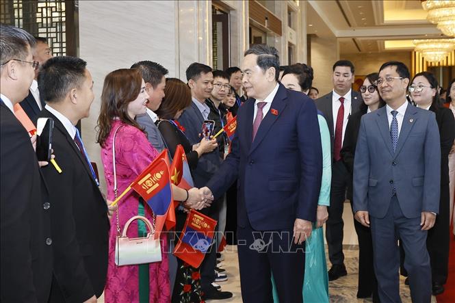 Cộng đồng người Việt Nam tại Mông Cổ đón Chủ tịch Quốc hội Trần Thanh Mẫn và Phu nhân tại khách sạn. Ảnh: Doãn Tấn – TTXVN