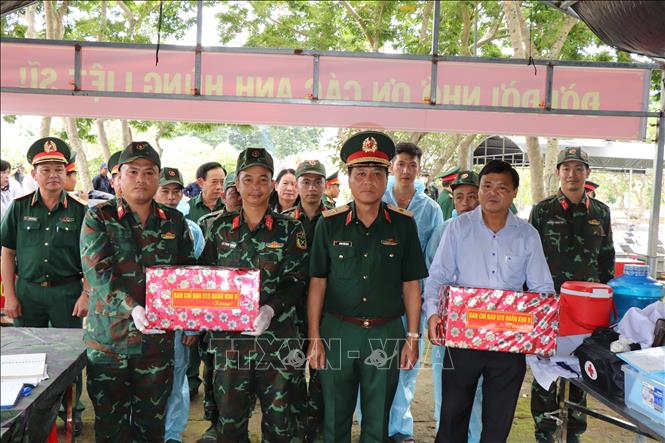 Trao quà của Ban Chỉ đạo 515 Quân khu 9 cho lực lượng làm nhiệm vụ tại Nghĩa trang liệt sĩ Giồng Trôm, xã Châu Hòa, tỉnh Vĩnh Long. Ảnh: Lê Thúy Hằng – TTXVN