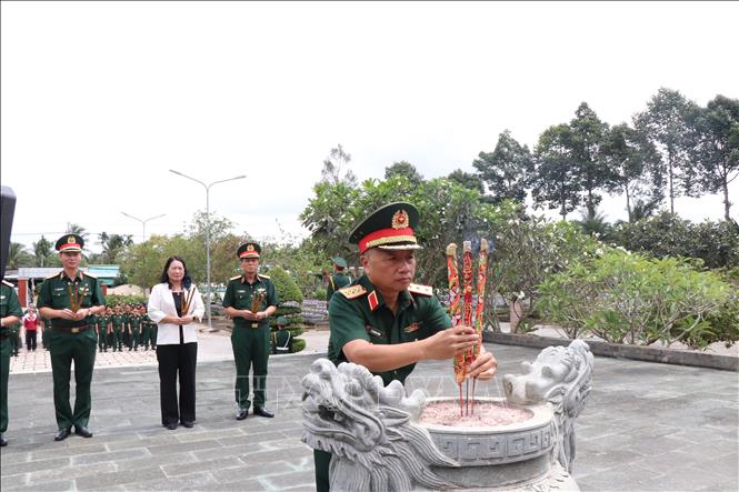 Thượng tướng Lê Quang Minh, Phó Chủ nhiệm Tổng cục Chính trị QĐND Việt Nam, Ủy viên Ban Chỉ đạo 515 Quốc gia, dâng hương tại Nghĩa trang liệt sĩ Giồng Trôm, xã Châu Hòa, tỉnh Vĩnh Long. Ảnh: Lê Thúy Hằng – TTXVN 