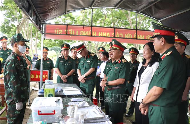 Đoàn công tác trao đổi, động viên lực lượng làm nhiệm vụ lấy mẫu hài cốt liệt sĩ chưa xác định được thông tin tại Nghĩa trang liệt sĩ Giồng Trôm, xã Châu Hòa, tỉnh Vĩnh Long. Ảnh: Lê Thúy Hằng – TTXVN