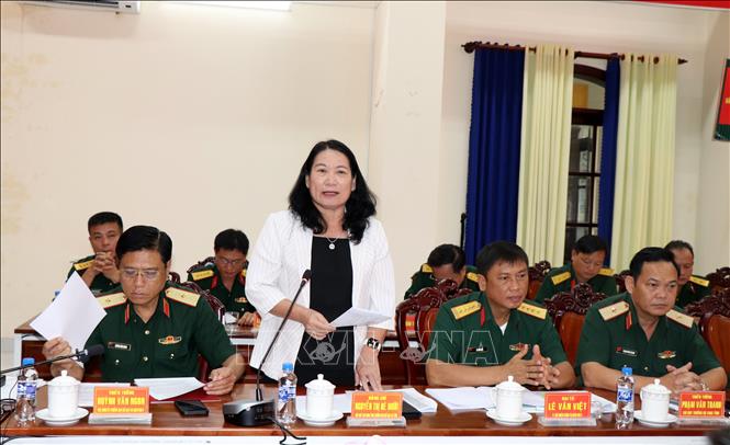 Bà Nguyễn Thị Bé Mười, Phó Chủ tịch UBND tỉnh Vĩnh Long, phát biểu tại buổi làm việc. Ảnh: Lê Thúy Hằng – TTXVN