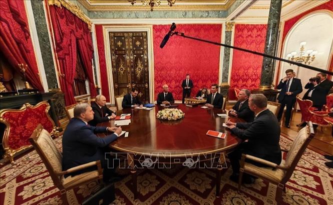 Tổng thống Nga Vladimir Putin (thứ 2, theo chiều kim đồng hồ) trong cuộc gặp hai Đặc phái viên của Tổng thống Mỹ Donald Trump, ông Steve Witkoff (thứ 6) và ông Jared Kushner (thứ 5) tại Moskva, ngày 5/9/2026. Ảnh: AA/TTXVN phát
