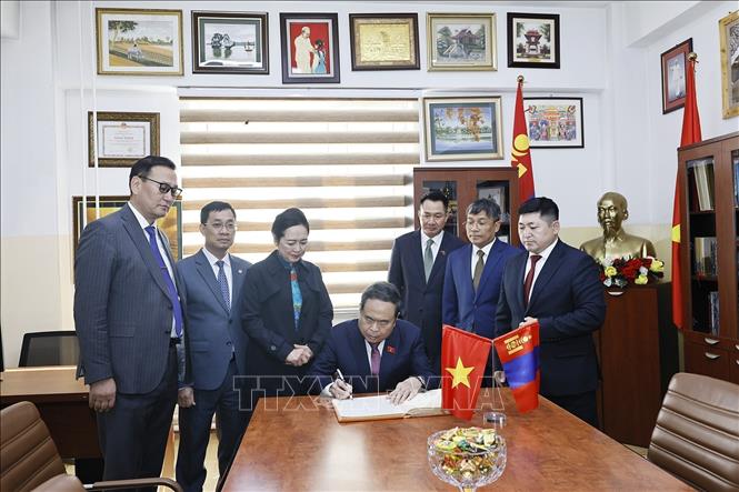 Chủ tịch Quốc hội Trần Thanh Mẫn ký sổ lưu niệm tại Trường liên cấp số 14 mang tên Chủ tịch Hồ Chí Minh. Ảnh: Doãn Tấn – TTXVN