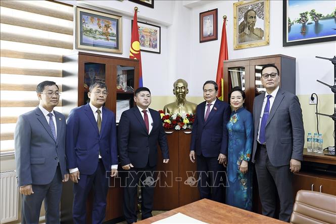 Chủ tịch Quốc hội Trần Thanh Mẫn và Phu nhân chụp ảnh chung cùng đại diện Ban Lãnh đạo nhà trường trước tượng Bác trong phòng truyền thống. Ảnh: Doãn Tấn – TTXVN