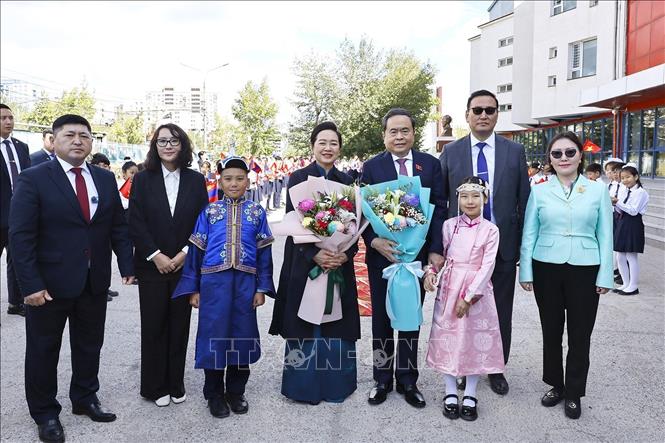 Chủ tịch Quốc hội Trần Thanh Mẫn và Phu nhân với lãnh đạo nhà trường và học sinh Trường số 14 mang tên Chủ tịch Hồ Chí Minh. Ảnh: Doãn Tấn – TTXVN