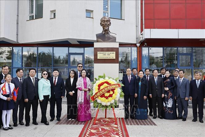 Chủ tịch Quốc hội Trần Thanh Mẫn và Phu nhân cùng đại biểu chụp ảnh lưu niệm tại Tượng đài Chủ tịch Hồ Chí Minh ở Trường số 14 mang tên Chủ tịch Hồ Chí Minh. Ảnh: Doãn Tấn – TTXVN