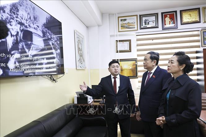 Chủ tịch Quốc hội Trần Thanh Mẫn và Phu nhân nghe giới thiệu về tư liệu Chủ tịch Hồ Chí Minh tại phòng truyền thống của nhà trường. Ảnh: Doãn Tấn – TTXVN