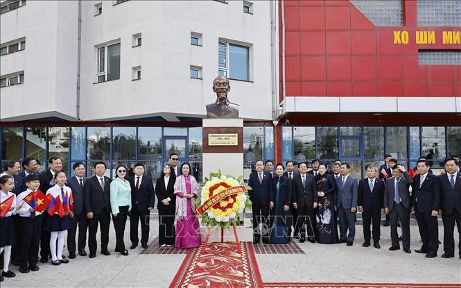 Chủ tịch Quốc hội Trần Thanh Mẫn và Phu nhân cùng các đại biểu chụp ảnh lưu niệm tại Tượng đài Chủ tịch Hồ Chí Minh ở Trường số 14 mang tên Chủ tịch Hồ Chí Minh. Ảnh: Doãn Tấn – TTXVN