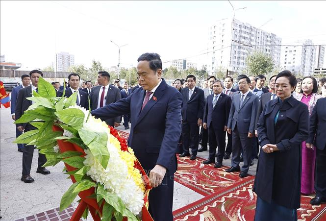 Chủ tịch Quốc hội Trần Thanh Mẫn và Phu nhân cùng đoàn đại biểu cấp cao Việt Nam đặt vòng hoa tại Tượng đài Chủ tịch Hồ Chí Minh tại Trường số 14 mang tên Chủ tịch Hồ Chí Minh. Ảnh: Doãn Tấn – TTXVN