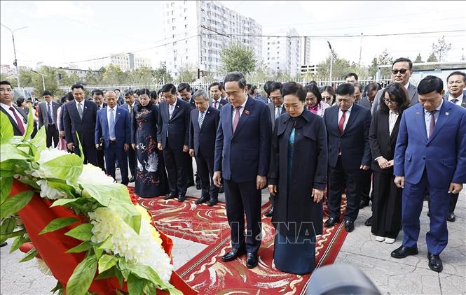 Chủ tịch Quốc hội Trần Thanh Mẫn và Phu nhân cùng đoàn đại biểu cấp cao Việt Nam đặt vòng hoa tại Tượng đài Chủ tịch Hồ Chí Minh ở Trường số 14 mang tên Chủ tịch Hồ Chí Minh. Ảnh: Doãn Tấn – TTXVN