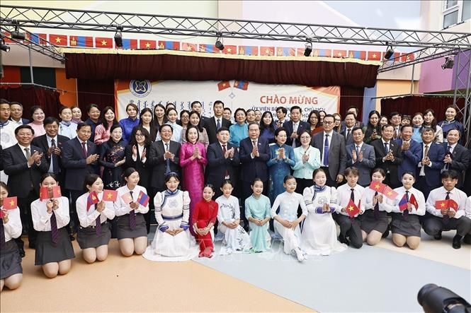 Chủ tịch Quốc hội Trần Thanh Mẫn và Phu nhân với lãnh đạo, học sinh Trường liên cấp số 14 mang tên Chủ tịch Hồ Chí Minh. Ảnh: Doãn Tấn – TTXVN