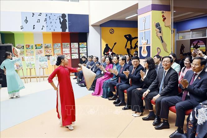 Học sinh Trường liên cấp số 14 mang tên Chủ tịch Hồ Chí Minh biểu diễn văn nghệ chào mừng Đoàn. Ảnh: Doãn Tấn – TTXVN