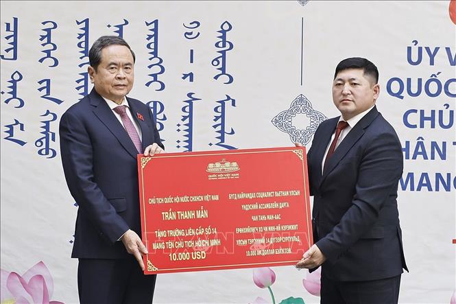 Chủ tịch Quốc hội Trần Thanh Mẫn tặng quà Trường liên cấp số 14 mang tên Chủ tịch Hồ Chí Minh. Ảnh: Doãn Tấn – TTXVN