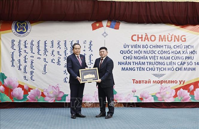 Chủ tịch Quốc hội Trần Thanh Mẫn tặng quà lưu niệm cho Trường liên cấp số 14 mang tên Chủ tịch Hồ Chí Minh. Ảnh: Doãn Tấn – TTXVN