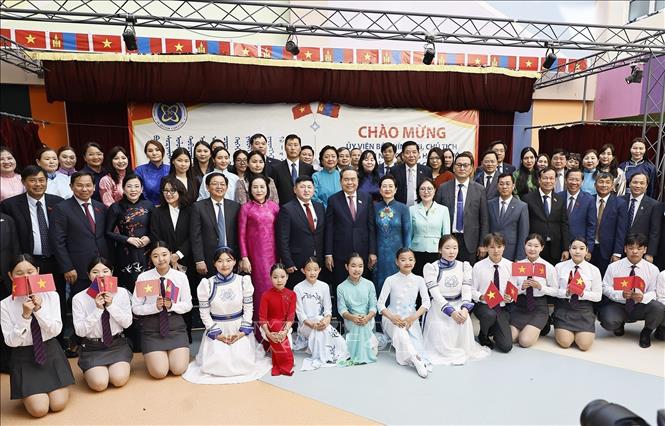 Chủ tịch Quốc hội Trần Thanh Mẫn và Phu nhân với lãnh đạo, học sinh Trường liên cấp số 14 mang tên Chủ tịch Hồ Chí Minh. Ảnh: Doãn Tấn – TTXVN