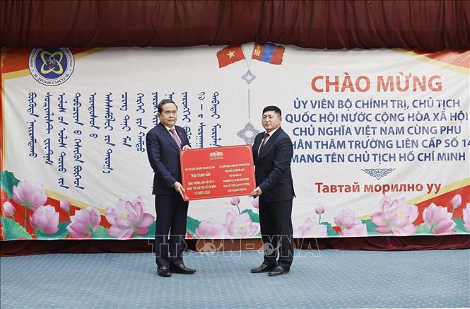 Chủ tịch Quốc hội Trần Thanh Mẫn tặng quà Trường liên cấp số 14 mang tên Chủ tịch Hồ Chí Minh. Ảnh: Doãn Tấn – TTXVN